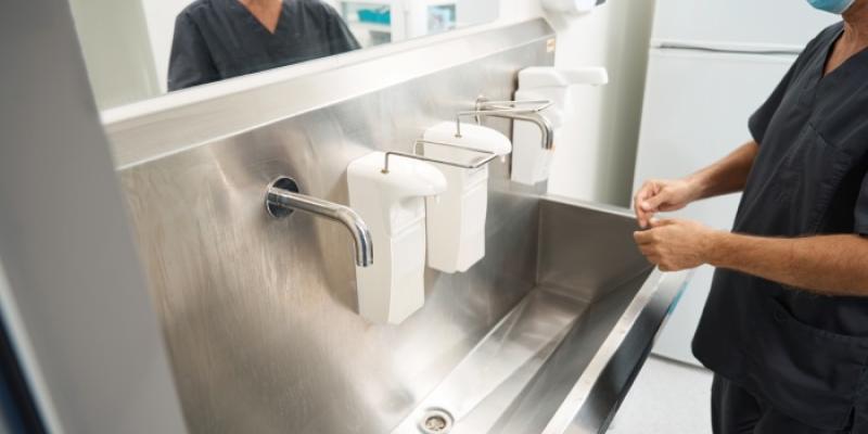 Trabajador médico limpiándose las manos