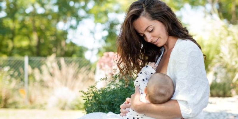 Mujer dando de amamantar a su hijo