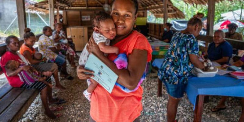 Una madre y su bebé tras ser vacunado en una clínica en Islas Salomón 