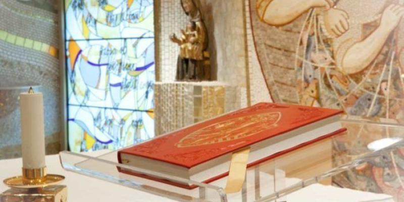 Leccionario en un atril preparado para una misa¡