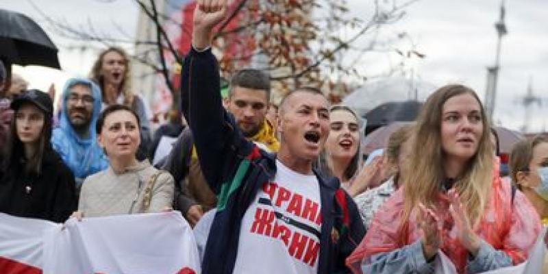 Jóvenes manifestándose en Bielorrusia / EL PAÍS