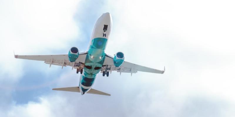 Un avión comercial visto desde tierra en fase de despegue 