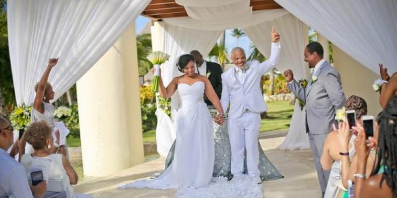 Novios recién casados en su boda