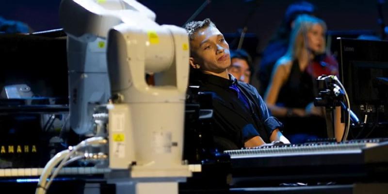 El brazo robótico de ABB y Erni, en el concierto de piano asistido. 