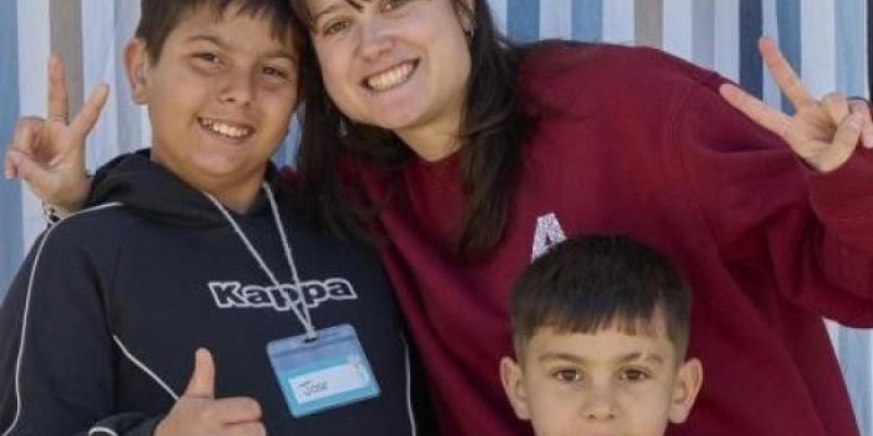 Helena Sánchez, trabajadora social y coordinadora del área de Infancia en la entidad ALFA, junto a José y Leonel