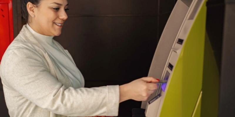 Mujer sacando dinero del cajero automático