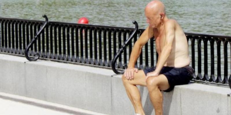 Un hombre descansa durante un día con calor