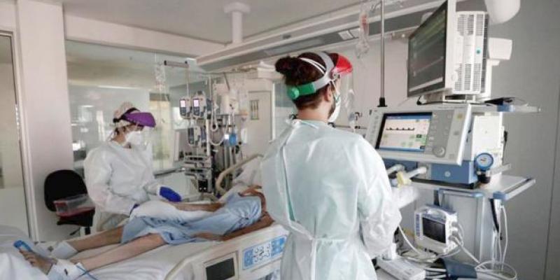 Imagen de un paciente ingresado en la UCI de un complejo asistencial. / EFE