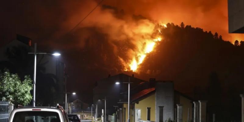 Vista de las llamas desde una zona poblada durante un incendio forestal en la provincia de Ourense.