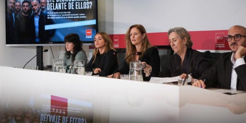 Dávila durante la presentación de la campaña para prevenir riesgos de pornografía digital en las redes sociales
