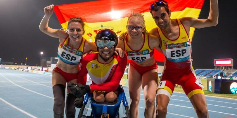 Foto de familia de los deportistas paralímpicos españoles 