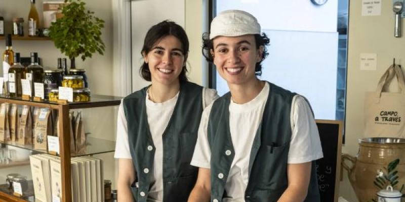 Mariluz y Paula en su heladería de San Lorenzo de El Escorial (Madrid)