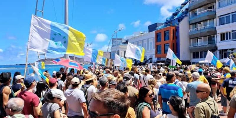 Canarias protesta por la masificación del turismo