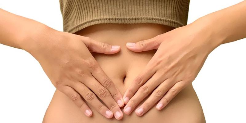 Chica tocándose el abdomen