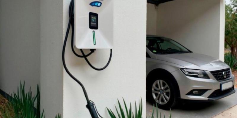 Coche eléctrico en su plaza de garaje