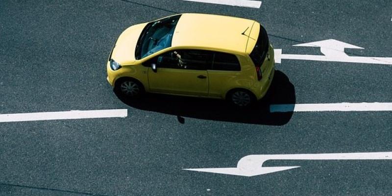 Coche amarillo circulando por carretera