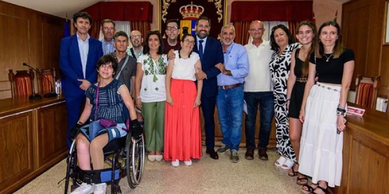 Celia Castellanos con sus compañeros de Corporación, familiares y representantes de Apace Toledo el día de su toma de posesión