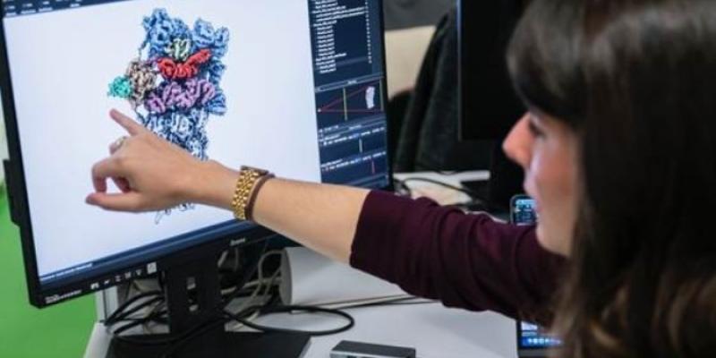 Una de las investigadoras muestra el trabajo de criomicroscopía 