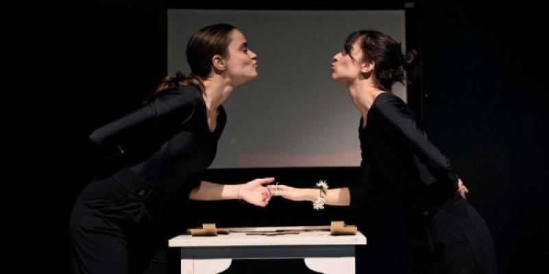 Emma Vallejo y Mari López, durante los ensayos de la obra inclusiva