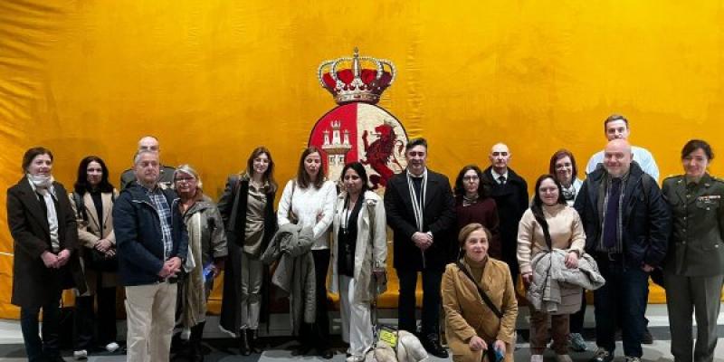 Una delegación del Cermi visita la exposición 'La bandera que vino de la mar' en el Museo Naval de Madrid