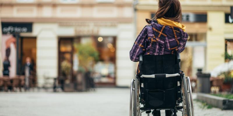 Una mujer joven con discapacidad, en silla de ruedas 