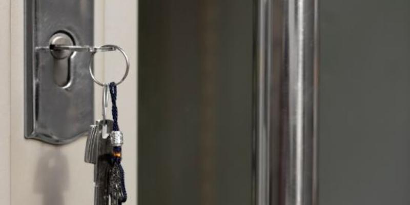 Llaves de una casa puestas en la cerradura