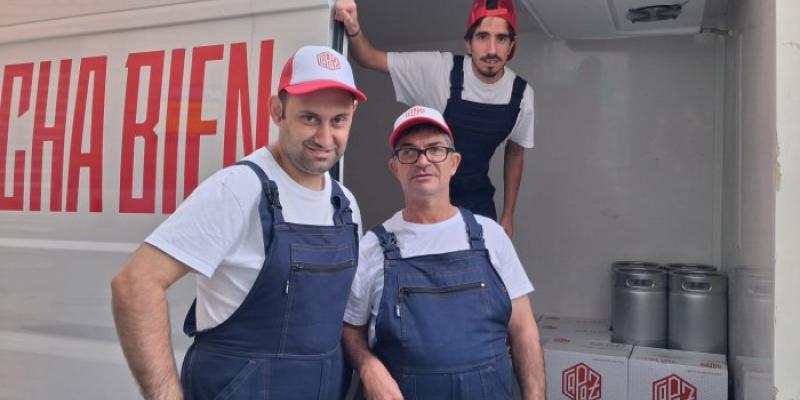 Varios empleados con discapacidad intelectual durante el reparto de cerveza Capaz Varios empleados con discapacidad intelectual durante el reparto de cerveza Capaz 
