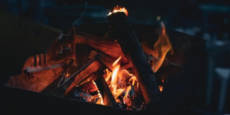 Fuego ardiendo en una chimenea