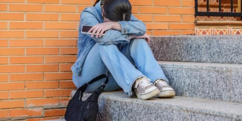 Chica triste sufriendo ciberbullying