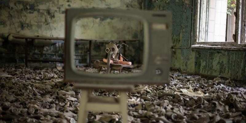 Televisión en un salón destrozado por los bombardeos
