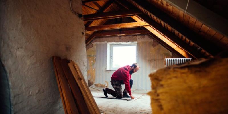 hombre reformando su casa