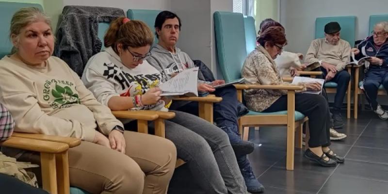 Personas con discapacidad intelectual y mayores con demencia, durante una sesión del club de lectura fácil