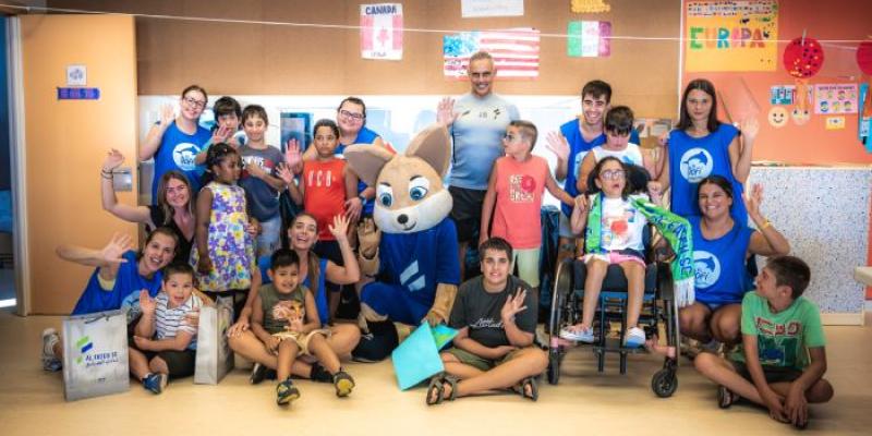 Los jóvenes con discapacidad intelectual de El Dofi, durante la visita