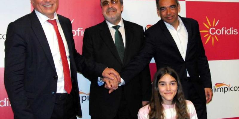 Tres miembros de la directiva de Cofidis con una deportista paralímpica