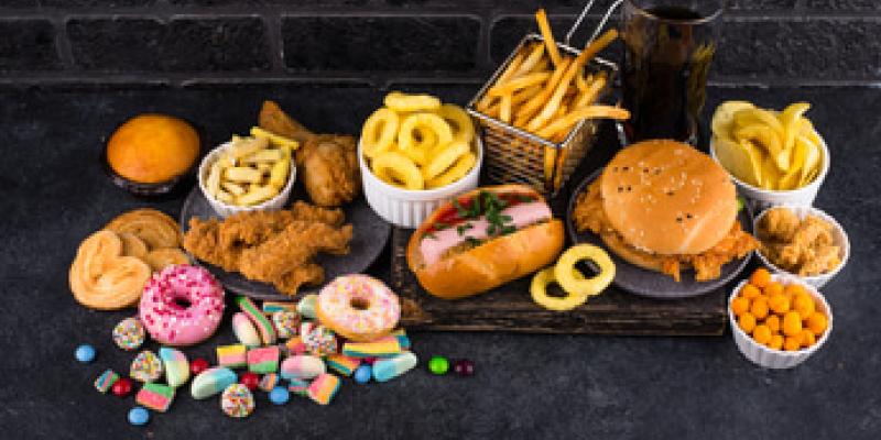 Aumenta el consumo de comida basura entre los jóvenes