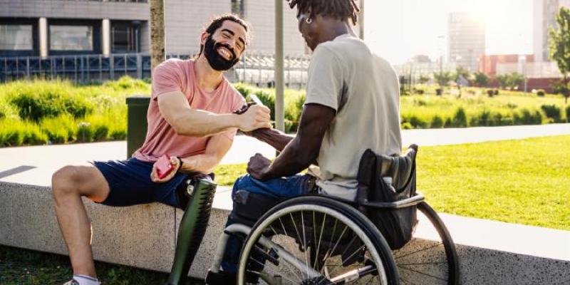 Dos personas con discapacidad
