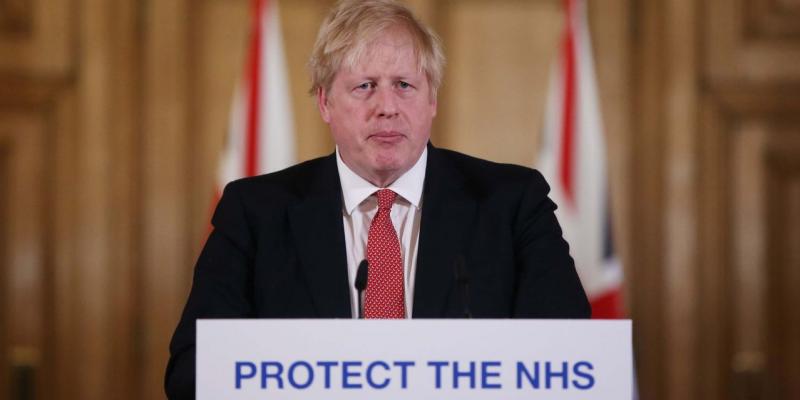 Boris Johnson durante un discurso restando importancia a la pandemia.