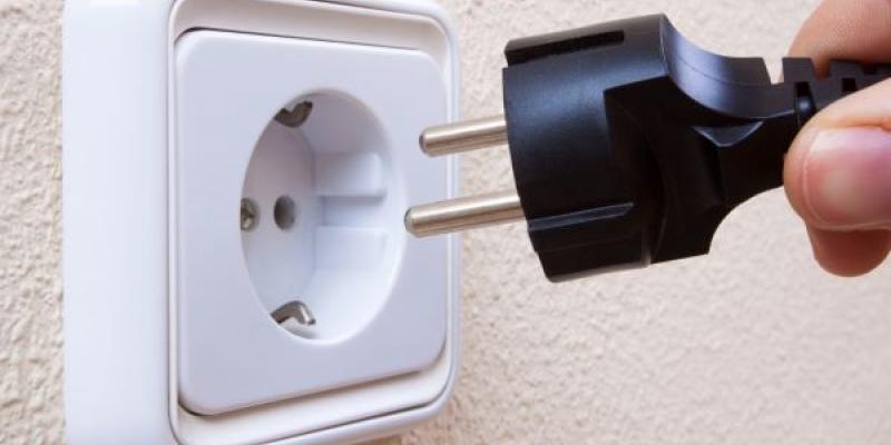 Enchufe acercándose a la conexión eléctrica  