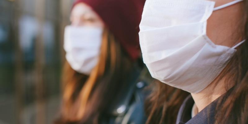 Personas con mascarilla