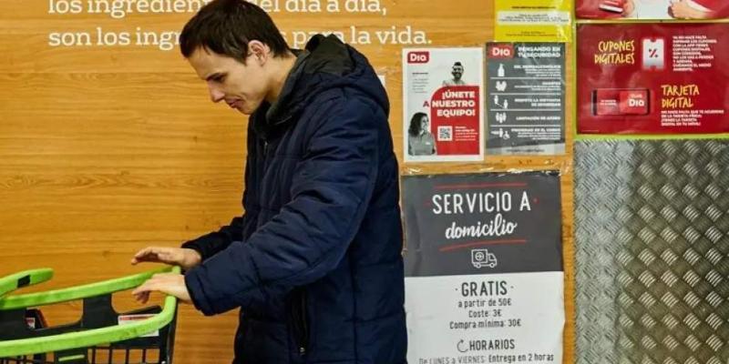 Un persona con discapacidad intelectual haciendo la compra.