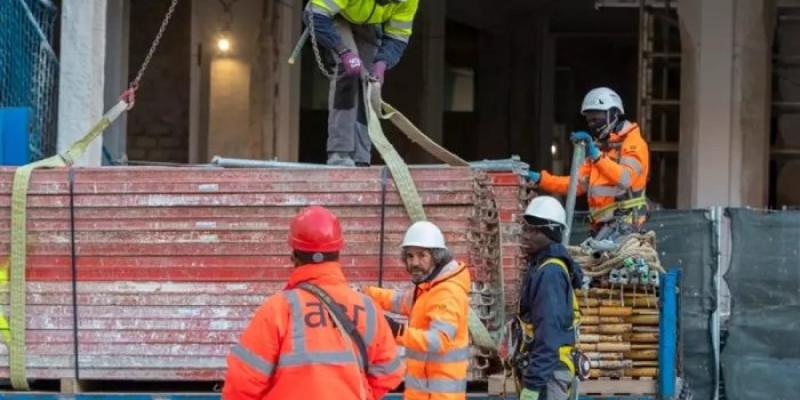 Varios empleados durante una jornada laboral. 