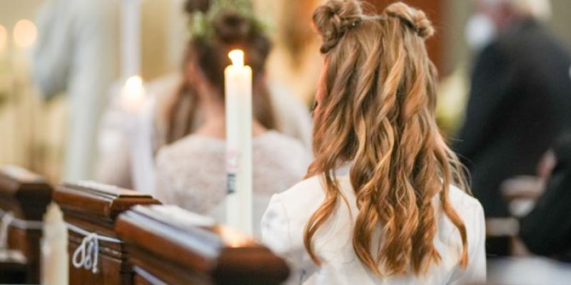 Niña haciendo la Primera Comunión