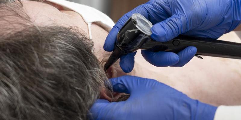 Paciente con COVID-19 recibiendo revisión