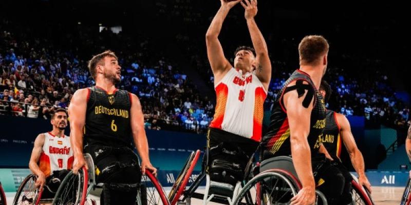 Pincho Ortega intenta encestar en el partido masculino de baloncesto en silla de ruedas entre España y Alemania en los Juegos Paralímpicos de París 2024 
