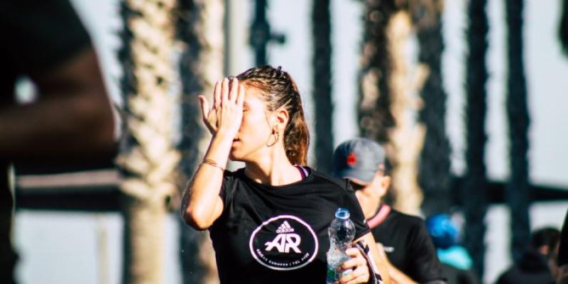 Una persona se hidrata para hacer frente al calor 