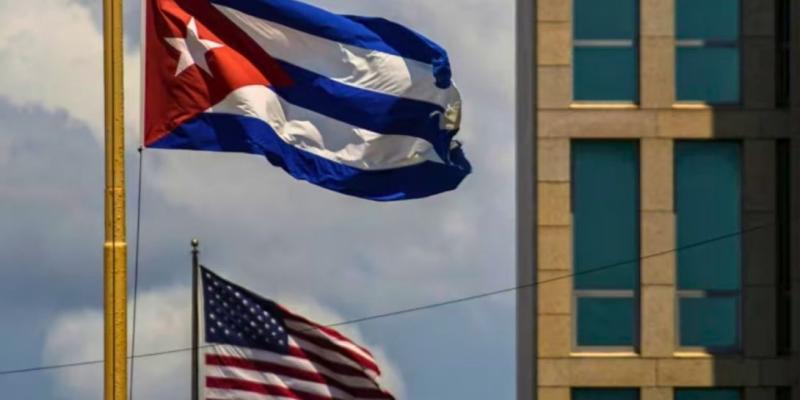 Banderas de Cuba y Estados Unidos en Cuba