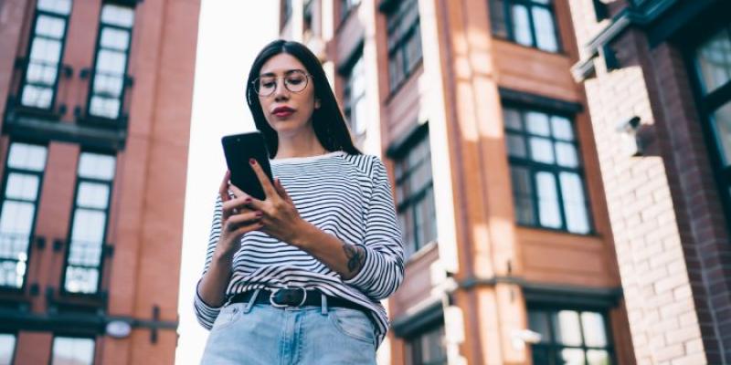 Chica con el móvil
