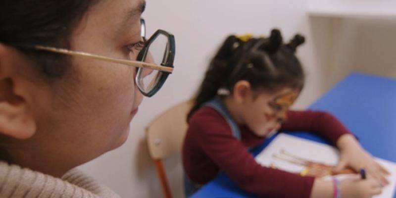 Valentina Vera con su hija recibiendo apoyo en Aceops 