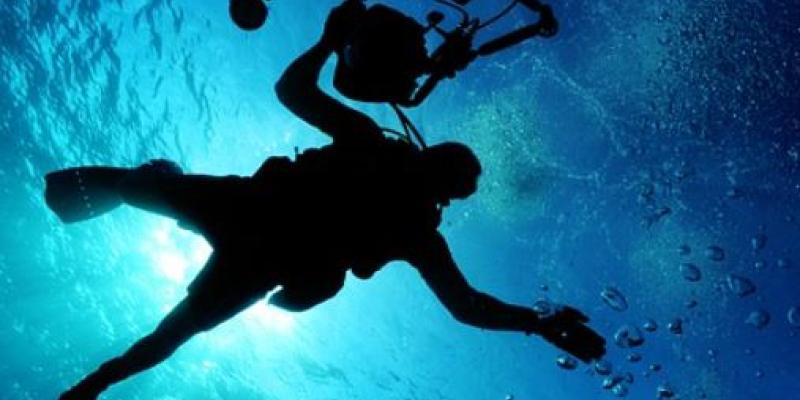 Persona buceando