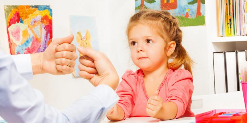 Niña con déficit del desarrollo